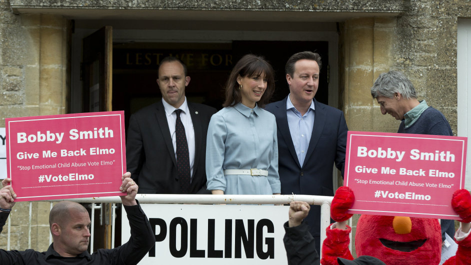 Britsk premir David Cameron odchz z volebn mstnosti s manelkou Samantou. Ped budovou se demonstrovalo.