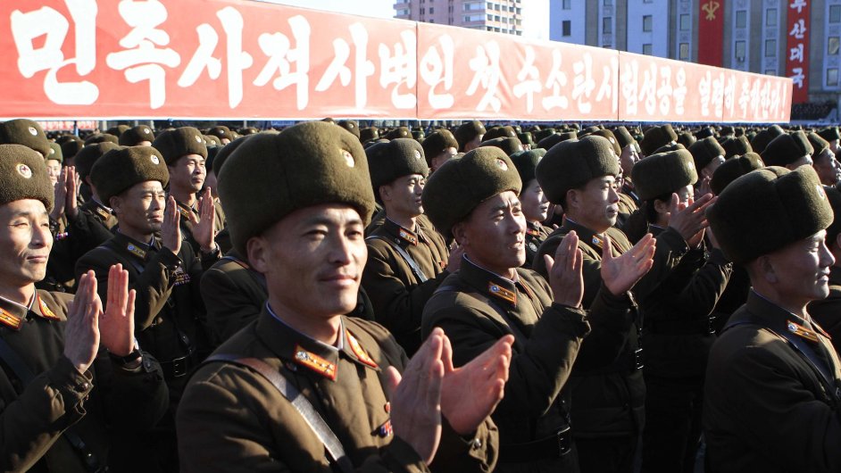 Severokorejt vojci s nadenm pivtali dajn spn test vodkov bomby. Nyn KLDR pr uskutenila test dal - Ilustran foto.