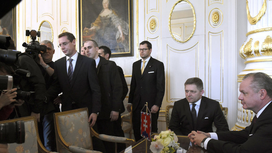 Prezident Andrej Kiska (vpravo) pijal v Bratislav pedsedu vtzn strany Smr-SD a premira Roberta Fica a povil jej sestavenm nov vldy.