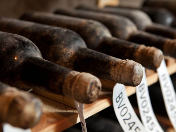 Jako z Titaniku. Cena sb&iacute;rky v&iacute;n je podle odhadu t�icet milion� korun. Chu� v&iacute;na je d&iacute;ky zp�sobu uschov&aacute;n&iacute; lep&scaron;&iacute; ne� u dochovan&eacute;ho v&iacute;na z potopen&eacute;ho Titaniku.