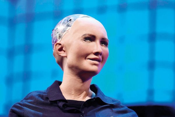 Mezi hv�zdn&eacute; "�e�n&iacute;ky" pat�ila i humanoidn&iacute; robotka Sophia, kter&aacute; u� dok&aacute;�e obstojn� v&eacute;st dialog a m�nit v&yacute;razy obli�eje.