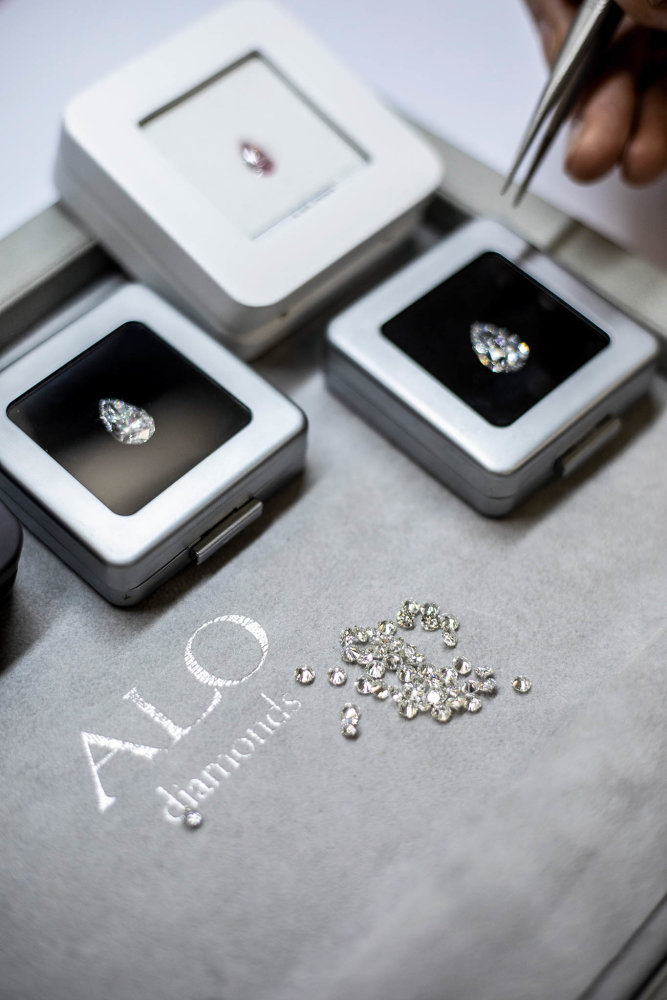 Dnes ALO diamonds zaměstnává stovky lidí a je největší českou a vůbec středoevropskou šperkařskou společností.