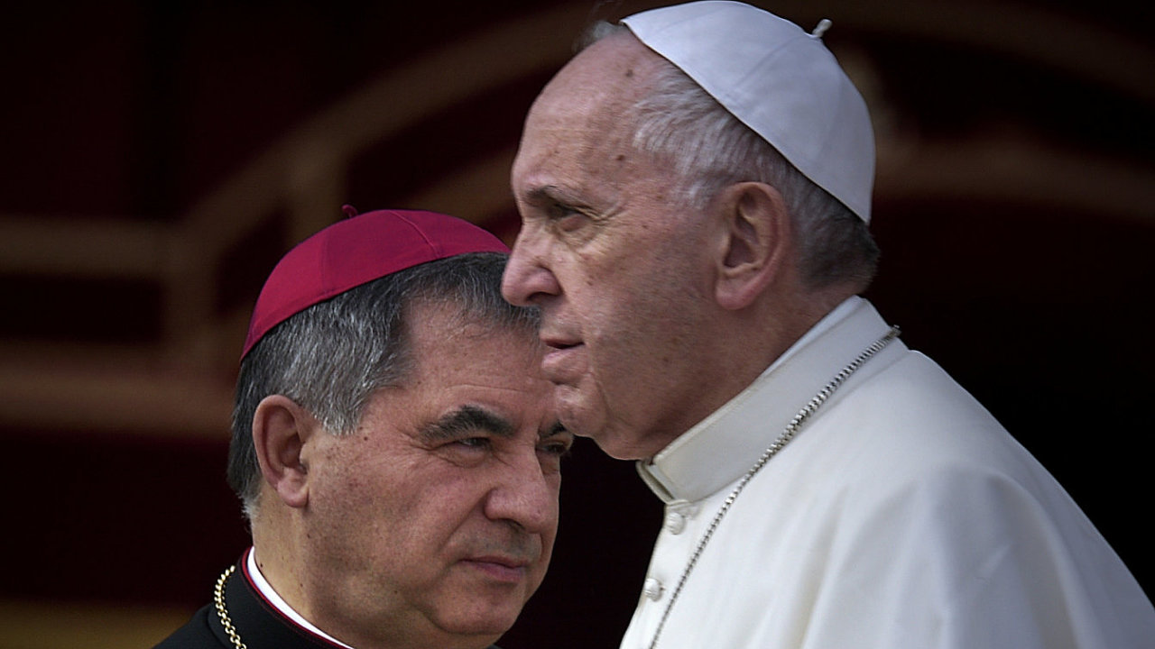 Bývalý kardinál Becciu (vlevo) měl blízko k papeži Benediktu XVI. i k papeži Františkovi (vpravo). Nyní ale stojí před soudem a o svůj vliv ve Vatikánu už přišel.