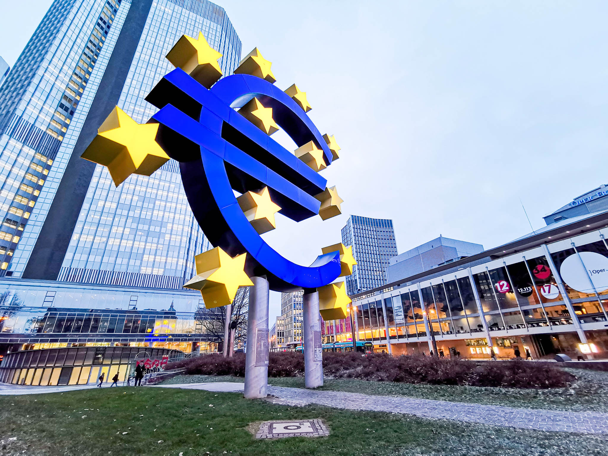 ECB sazby zvyšovat neplánuje, ČNB asi ano.