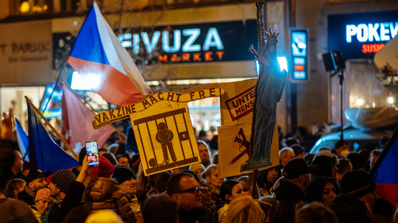 Vakzine Macht Frei, Odprci okovn, antivaxer, antivax, demonstrace, 17. listopad, Sametov revoluce, Nrodn tda, Praha