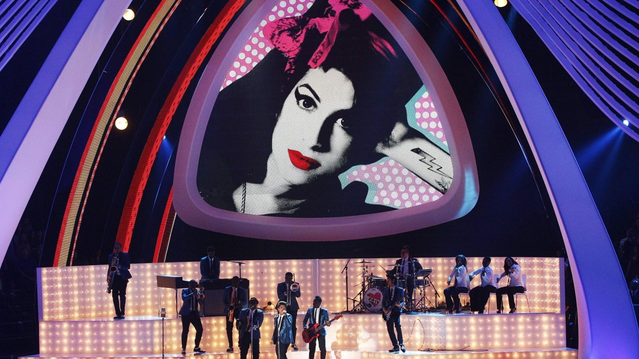 2011 MTV Video Music Awards v Los Angeles: Bruno Mars vnoval ve vystoupen poctu zesnul zpvace Amy Winehouse.