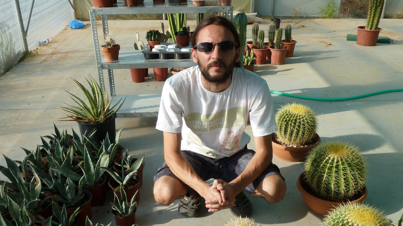 Technik Mihalis Kalogerpoulos po ztrt prce rozjel vlastn byznys - zaal ve velkm pstovat kaktusy
