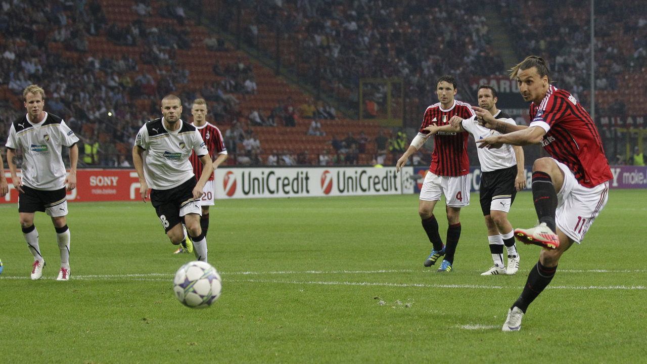 Zlatan Ibrahimovic z AC Miln promuje penaltu proti Plzni.