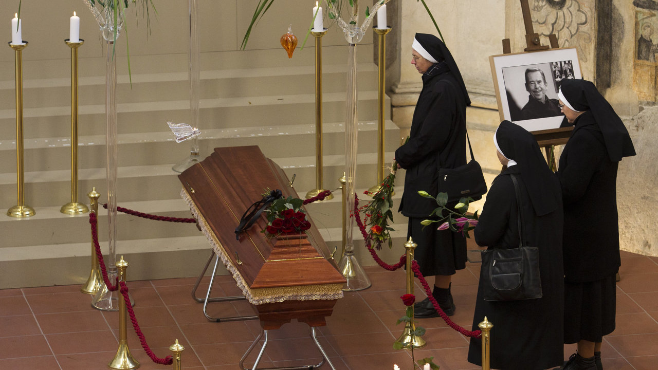 Milosrdné sestry sv. Karla Boromejského u Havlovy rakve v Pražské køižovatce