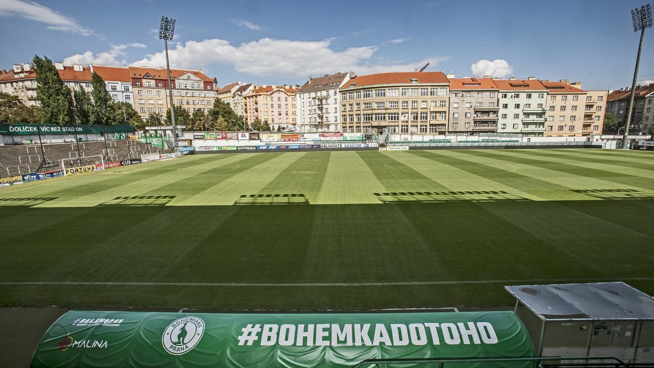 Namísto rekonstrukce chátrajícího stadionu se uvažovalo, že by Bohemka mohla hrát na novém høišti Slavie. Experiment se nepovedl, fanoušci zápasy bojkotovali.