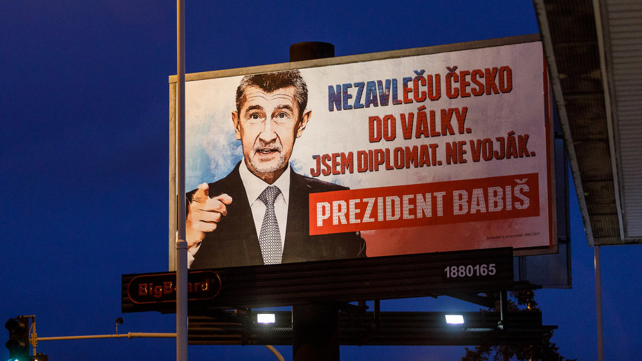 Andrej Babiš a jeho billboard pøed druhým kolem prezidentské volby s nápisem 