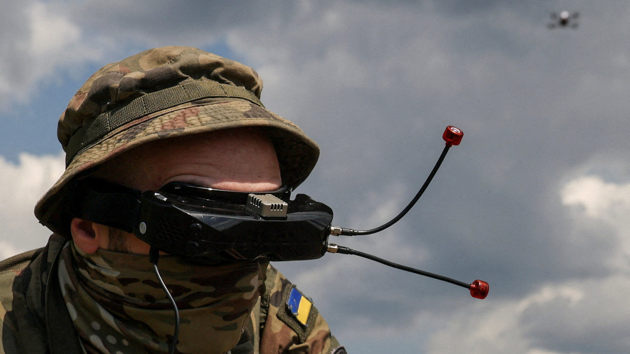 Ukrajinsk vojk ovldajc dron s online penosem.