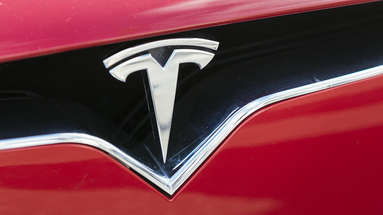 Automobilka Tesla se v posledn dob potk se slbnouc poptvkou po elektromobilech v USA i v dalch zemch.