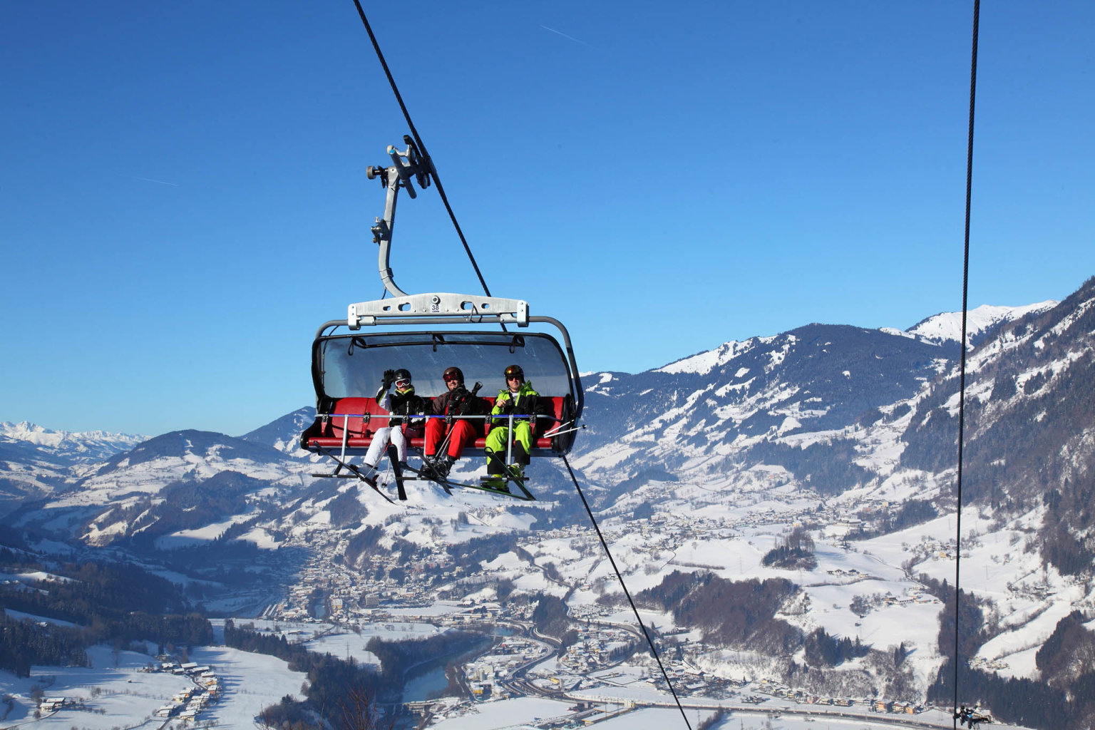 Pod vrcholem Hochknig nad Berchtesgadenem je roztroueno pt stedn velkch skiarel. Vjezdy nasvahy lanovkou pinej zajmav vhledy.