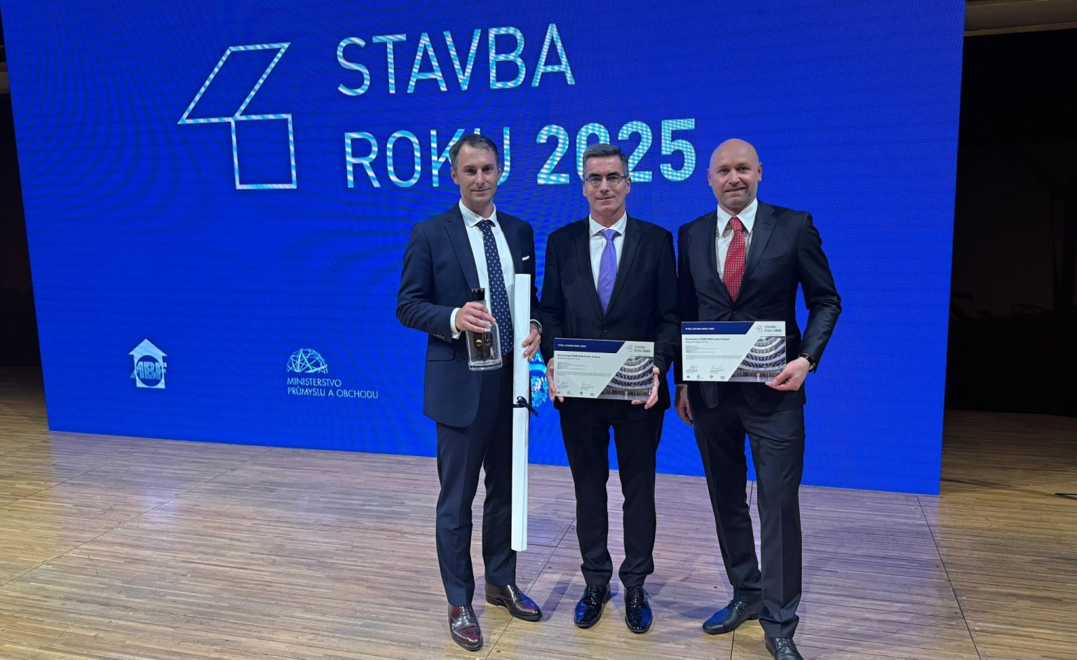 Titul Stavba roku 2025 za SOB HHQ v Hradci Krlov pevzal JUDr. Robert pott, MBA, jednatel SYNER uprosted