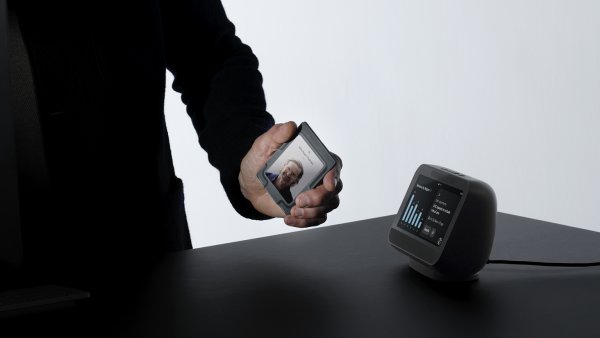 Visa�ka a reproduktor s AI. Koncepty produkt� pro um�lou inteligenci s novou...
