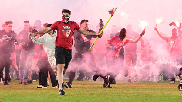 fanou�ci na hrac� plo�e, pyrotechnika, Slavia