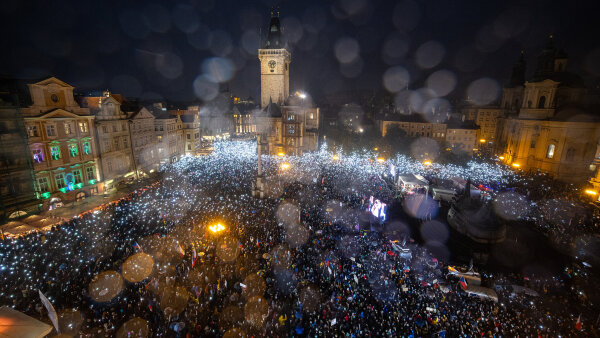 Plné Staroměstské náměstí v neděli 25. října. Protesty budou pokračovat.