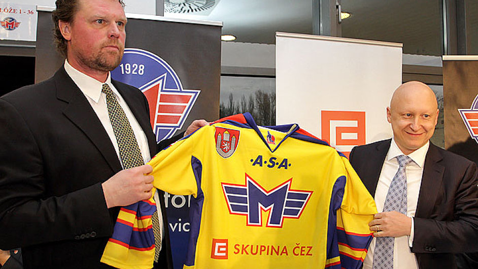 Prezident klubu Roman Turek (vlevo) a generln editel skupiny EZ Daniel Bene s novm dresem Motoru
