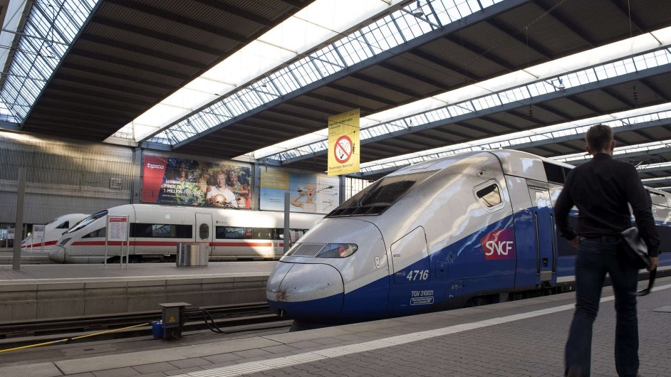 Vlaky z dlen Siemensu a Alstomu vedle sebe na ndra v Mnichov
