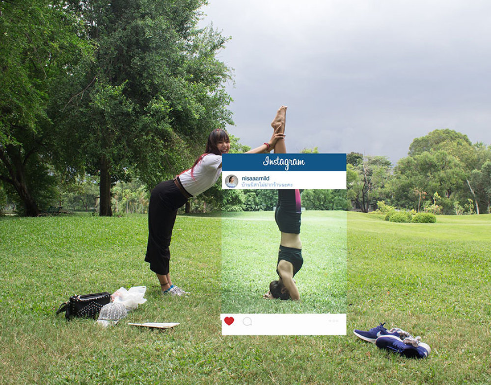 Instagramová realita Vyfotit se v jógové asáně je na Instagramu velmi populární. Ne každý obtížnou pozici však zvládne, což ale nikdo díky správnému oříznutí nemusí vědět. Fotograf Chompoo Baritone chce upozornit na falešné fotky, které nám dávají jen pocit méněcennosti a závisti.