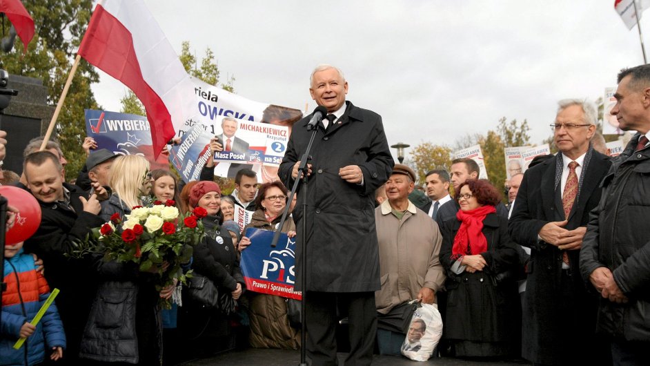 V Polsku zaaly volby, mohou ukonit osm let stedoprav vldy. Favoritem jsou konzervativci Jaroslawa Kaczyskho.