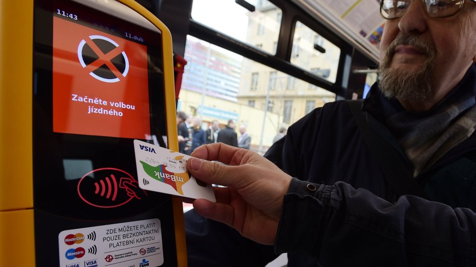 Cestujc v praskch tramvajch mohou od 11. dubna poprv zaplatit jzdn bezkontaktn platebn kartou.
