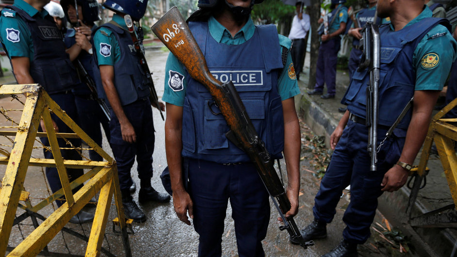 Bangladsk policie ptr po komplicch ptench tonk.