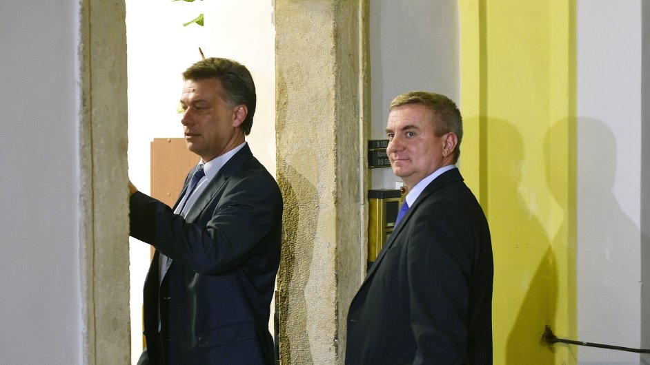 Snmovn vyetovac komise k reorganizaci policie vyslechla 5. z v Praze hradnho kancle Vratislava Myne (vpravo).