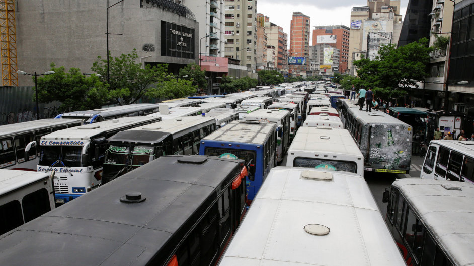 Protest idi autobus v Caracasu