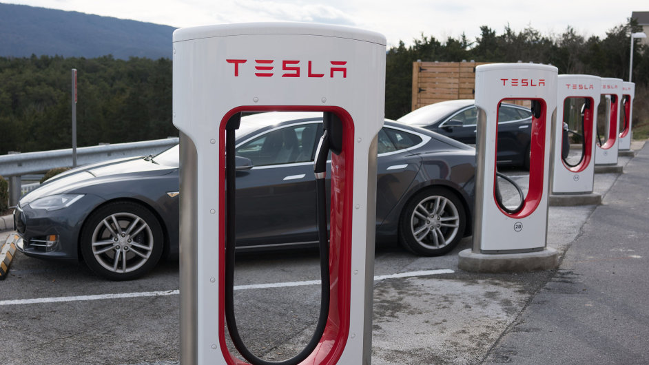 Nabjeky Tesla Supercharger pat k nejvkonnjm, v esku jsou ale jen na sedmi mstech. Teba v Rakousku je jejich hustota tynsobn, tamn prodeje e-aut ale pevyuj ty esk jet vraznji.