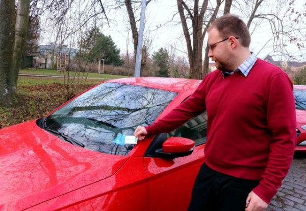 V�z se otev�e po p�ilo�en&iacute; karty k �ipu za sklem nebo rezerva�n&iacute; aplikac&iacute; v chytr&eacute;m mobilu.