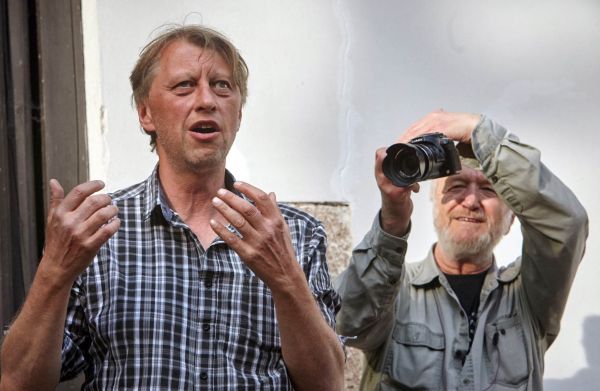 &bdquo;Moje v�dom&iacute; pro�&iacute;v&aacute; zvl&aacute;&scaron;tn&iacute; zm�nu, jak se slune�n&iacute; sv�tlo m�n&iacute; v&nbsp;takovou trochu tesknou temnotu,&ldquo; improvizoval J&aacute;chym Topol, focen&yacute; Bohdanem Holom&iacute;�kem, z&aacute;v�re�nou �e�.