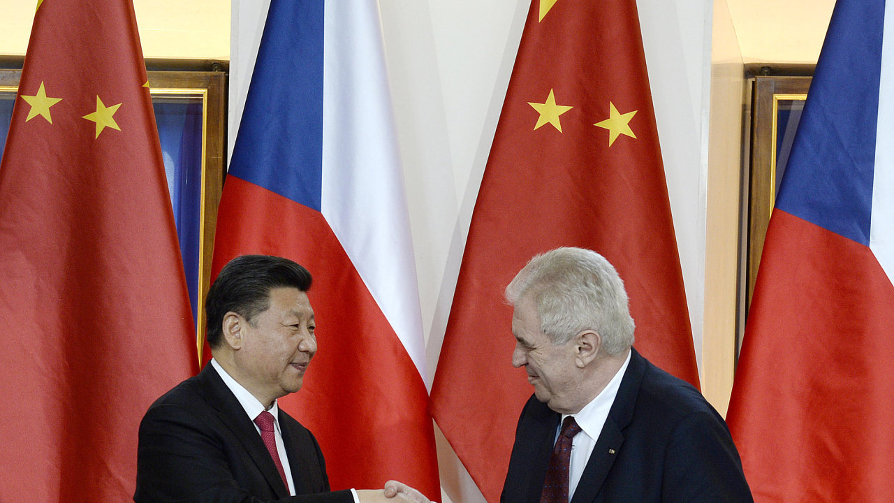 Prezident Miloš Zeman (vpravo) a jeho èínský protìjšek Si �in-pching (vlevo) pøi bøeznovém setkání na Pražském hradì.