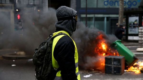 Barikády, hořící auta a slzný plyn. Paříž se proměnila v bitevní zónu