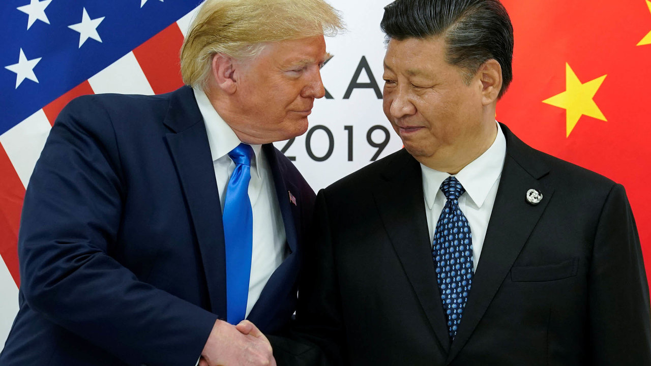 Prezident USA Donald Trump (vlevo) se na summitu zemí G20 èinil. Nejsledovanìjší bylo jeho jednání s èínským protìjškem Si �in-pchingem. Trvalo 80 minut.
