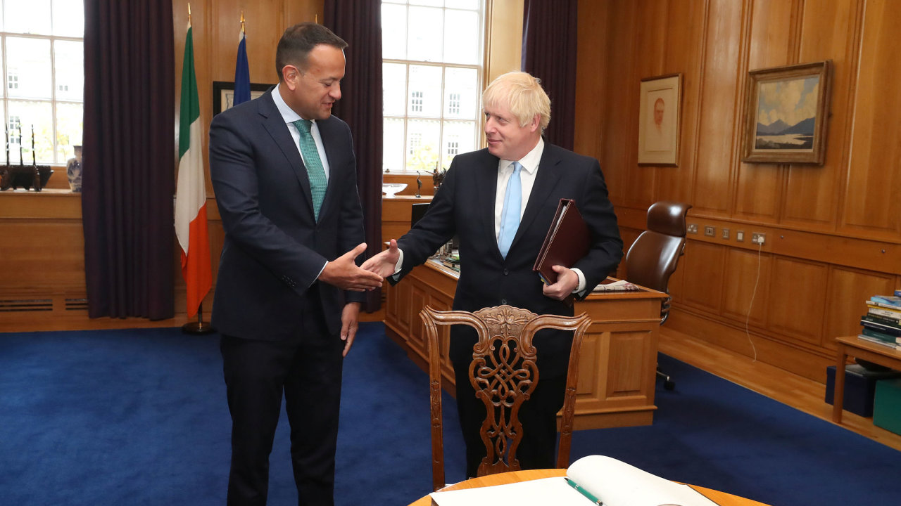Akoli Boris Johnson (vpravo) na schzku s irskm premirem Leem Varadkarem (vlevo) pinesl podle svch slov nkolik nvrh, jak zabrnit brexitu bez dohody, prlom od jednn neek.