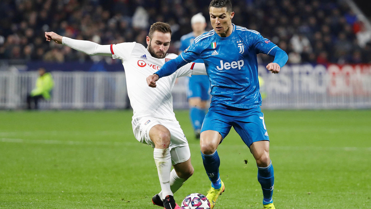 Cristiano Ronaldo z Juventusu Turín (na snímku vpravo v souboji o míè s Lucasem Tousartem z Olympiku Lyon) vybaví oddìlení dvou nemocnic.