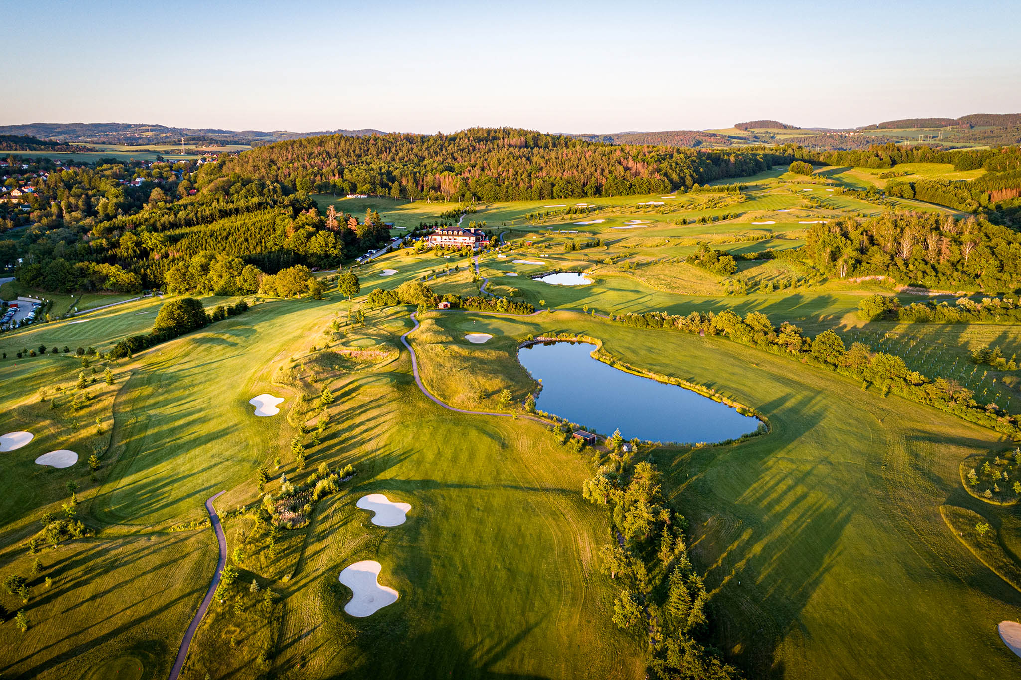 Loreta Golf Club Pyely: 18 jamek, par 72, dlka 5991 m, architekt Keith Preston