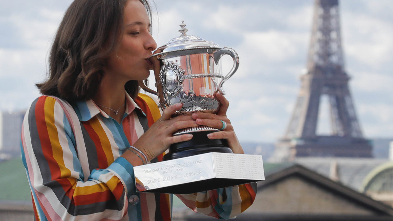 Polsk tenistka Iga wiatekov s pohrem pro vtzku French Open den po svm finlovm triumfu zapzovala fotografm.