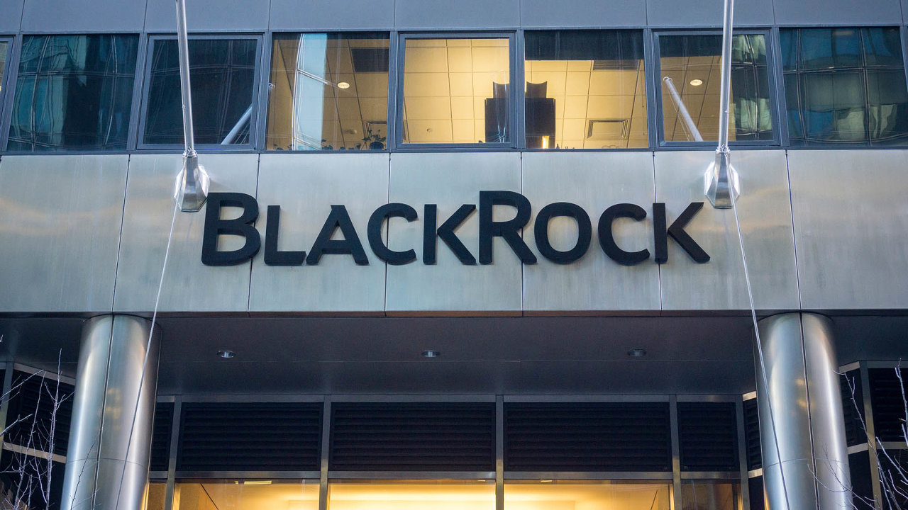 Velká investièní spoleènost BlackRock se zavázala, že urychlí integraci zásad udržitelného investování do svého podnikání. Mezi její klienty patøí napøíklad i Èeská národní banka.
