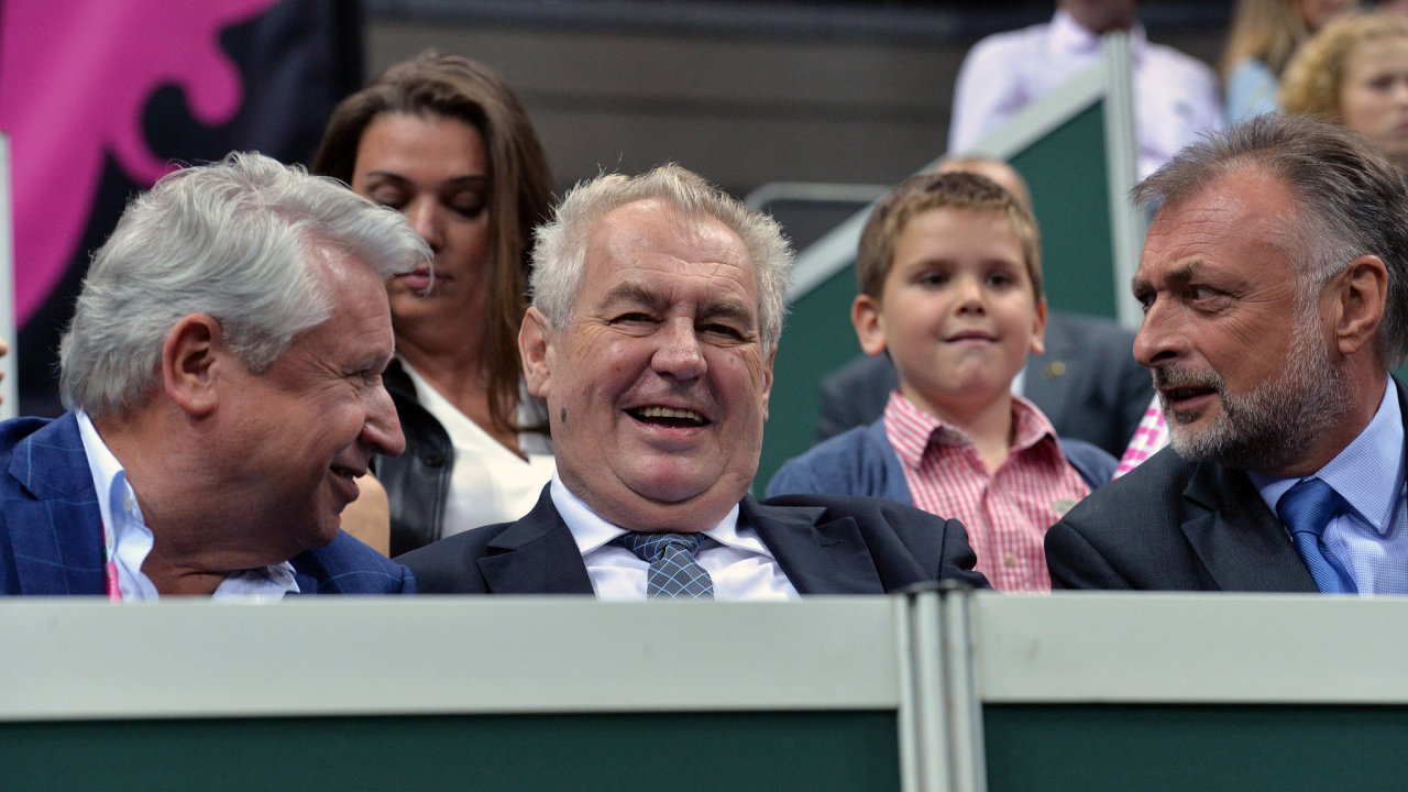 Sportovní akce prezident Miloš Zeman příliš nenavštěvuje. Při finále tenisového Fed Cupu v Česku v roce 2014, jehož pořádání zajišťoval Miroslav Černošek (vlevo), však udělal výjimku.
