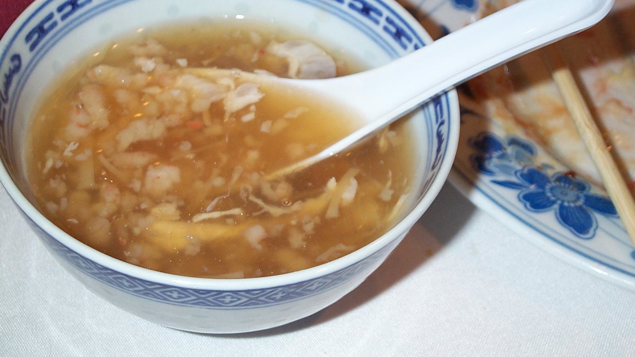 Polévka z ptačích hnízd je dobře stravitelná, Číňané ji proto servírují hlavně starším lidem.