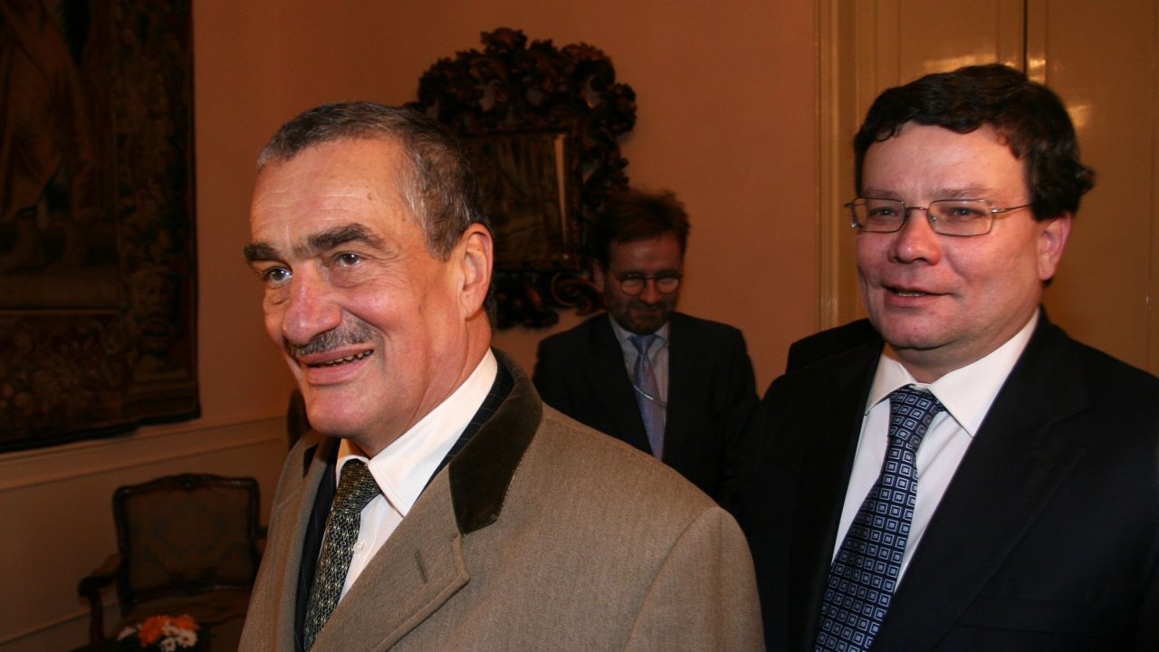 Nov ministr zahraninch vc Karel Schwarzenberg a odstupujc ministr Alexandr Vondra, leden 2007.