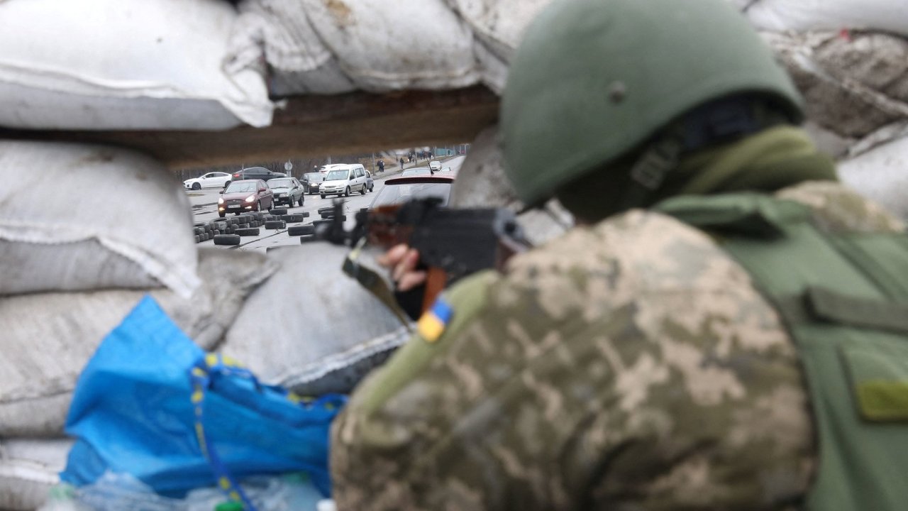 Ukrajinský voják na kontrolním stanovišti u Kyjeva. Ilustraèní foto.