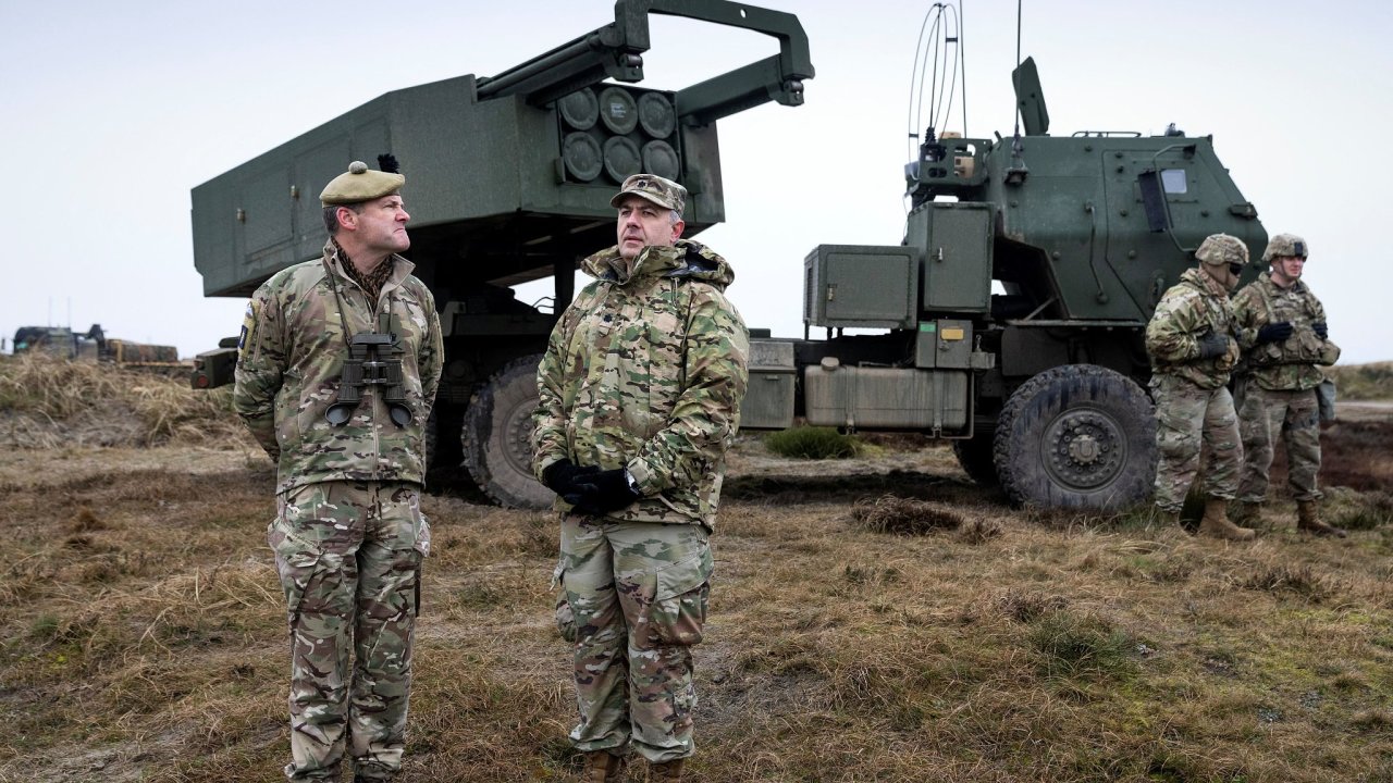 Americk raketomet HIMARS na beznovm cvien armd NATO v Dnsku
