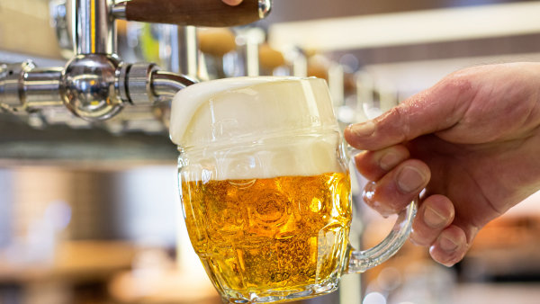 Suroviny zlevnily o čtvrtinu, růst cen piva přesto překonal inflaci. Může to ohrozit poptávku