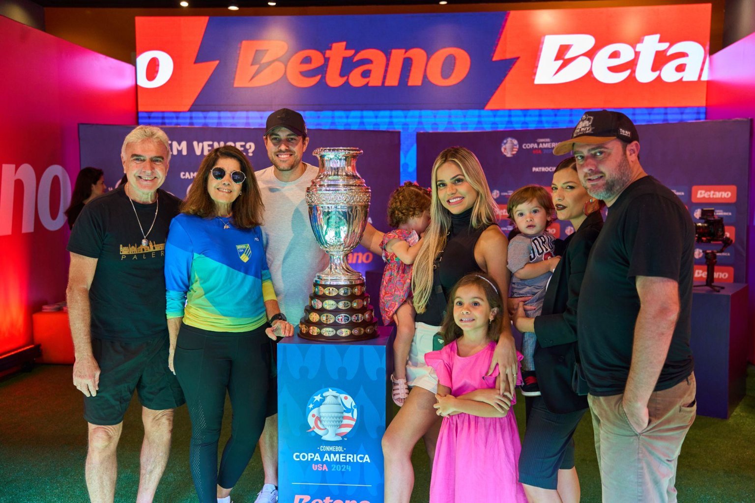 Betano pivezlo trofej CONMEBOL Copa Amrica™&#65039; 2024 do brazilskho Ria de Janeira a S&#227;o Paula.