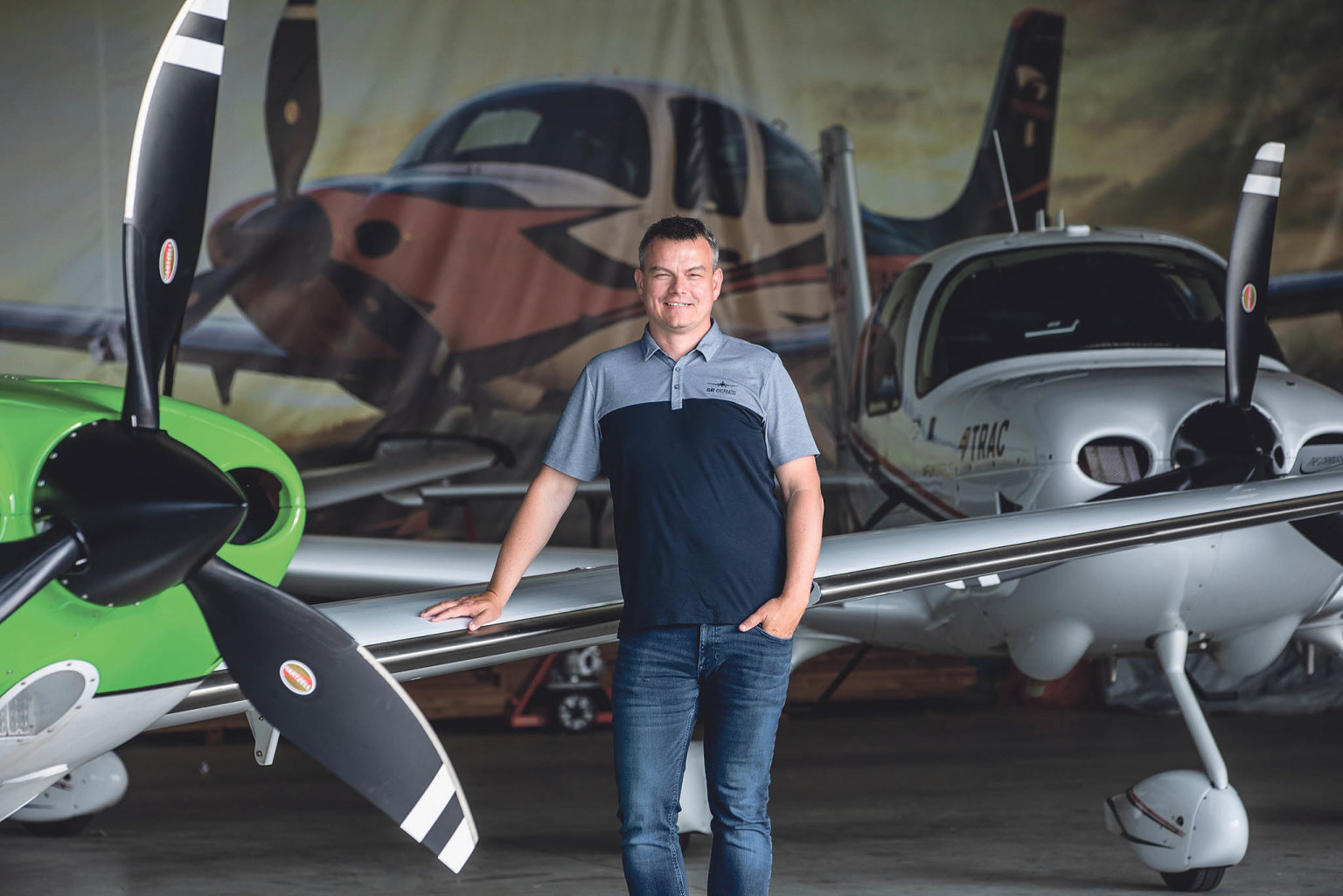 Rychlé a bezpečné cestování. S doletem přibližně dva tisíce kilometrů a cestovní rychlostí kolem 550 km/h je létání po Evropě velmi návykové, říká Dobroslav Chrobák, šéf českého a slovenského zastoupení americké značky letadel Cirrus Aircraft. (Foto: Matej Slávik) Rychlé a bezpečné cestování. S doletem přibližně dva tisíce kilometrů a cestovní rychlostí kolem 550 km/h je létání po Evropě velmi návykové, říká Dobroslav Chrobák, šéf českého a slovenského zastoupení americké značky letadel Cirrus Aircraft.