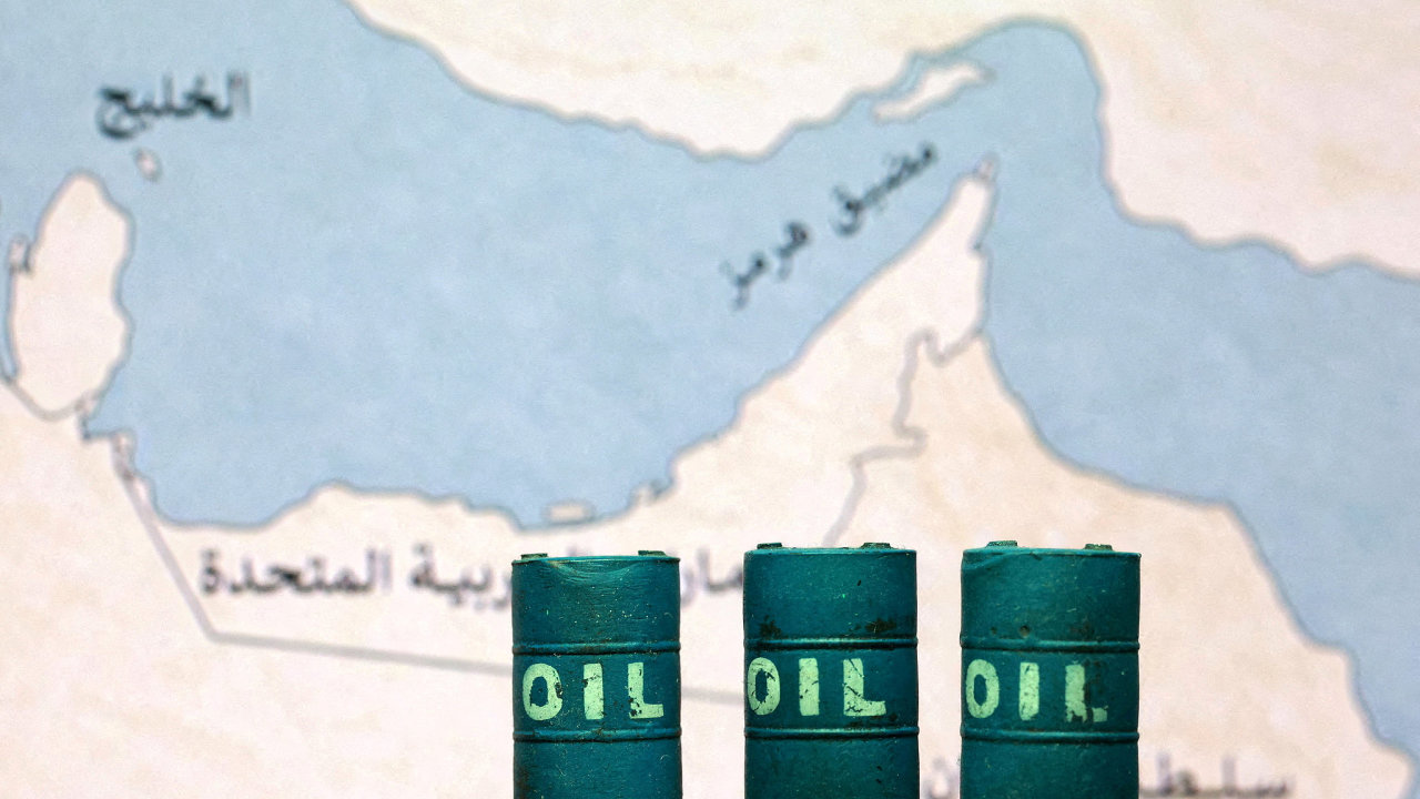 Hormuzsk�m pr�livem p�ed v�lkou s �r�nem proudilo 15 milion� barel� ropy a p�t milion� barel� ropn�ch produkt�. Kl��ovou n�mo�n� trasu blokuje �r�n.